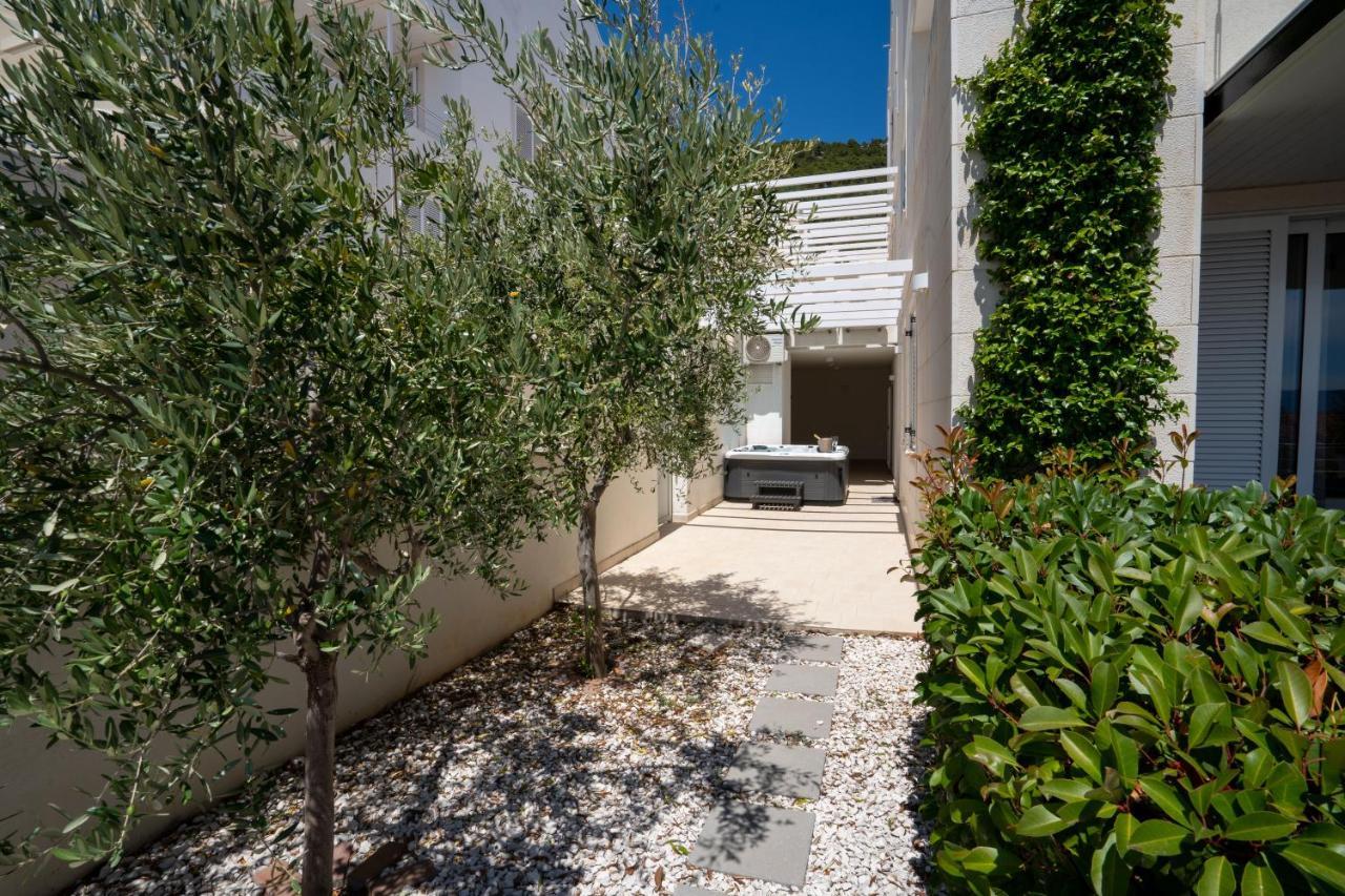 Apartments Villa Azzurra Bol Bagian luar foto